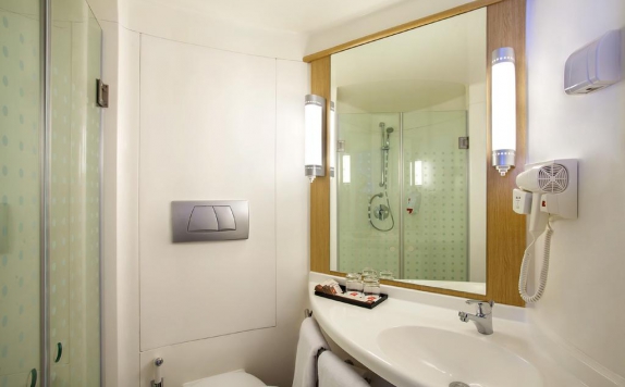 Bathroom di Hotel ibis Manado City Center Boulevard