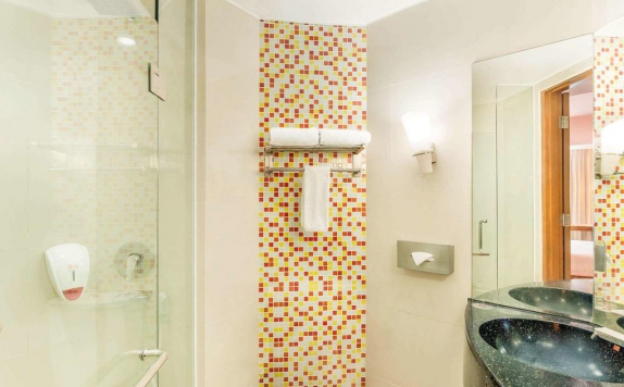 Bathroom di Hotel Ibis Simpanglima
