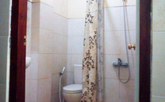 bathroom di Hotel Keluarga Djagalan Raya