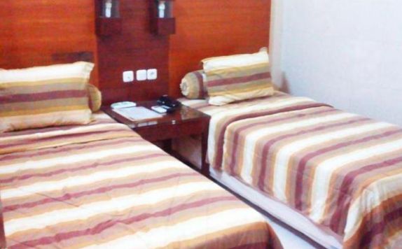 guest room twin bed di Hotel Keluarga Djagalan Raya