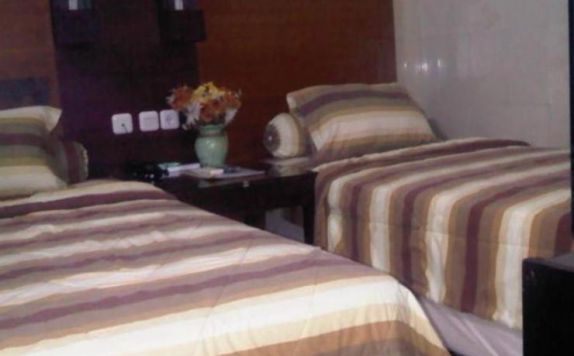 guest room twin bed di Hotel Keluarga Djagalan Raya