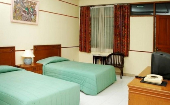 guest room twin bed di Hotel Lembah Sarimas