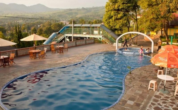 Swimming Pool di Hotel Lembah Sarimas