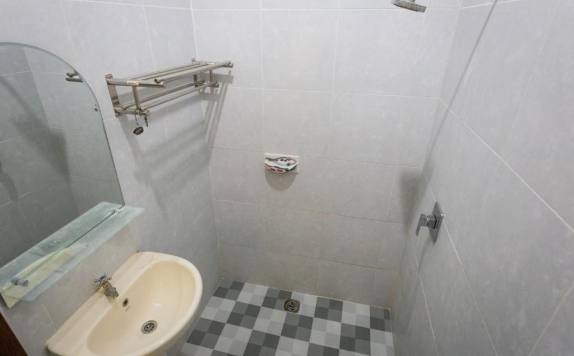 Tampilan Bathroom Hotel di Hotel Lestari Bali