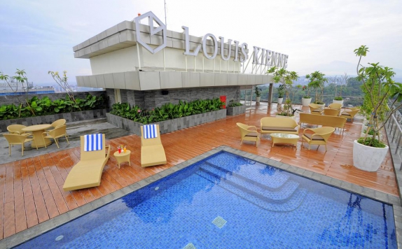 Swimming Pool di Hotel Louis Kienne Pandanaran