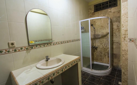 Tampilan Bathroom Hotel di Hotel Lumbung Sari