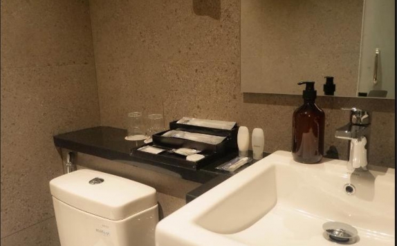 Tampilan Bathroom Hotel di Hotel Luminor Sidoarjo