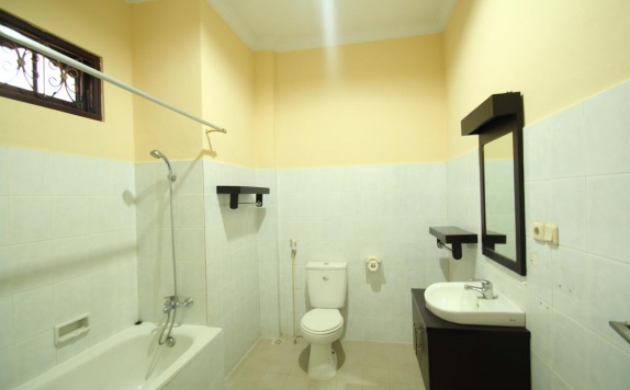 Tampilan Bathroom Hotel di Hotel Lusa