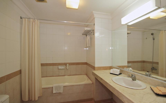 Bathroom di Hotel Nalendra