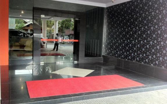 Tampilan Entrance Hotel di Hotel New Rachmat
