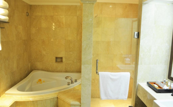 Tampilan Bathroom Hotel di Hotel Nikko Bali Benoa Beach
