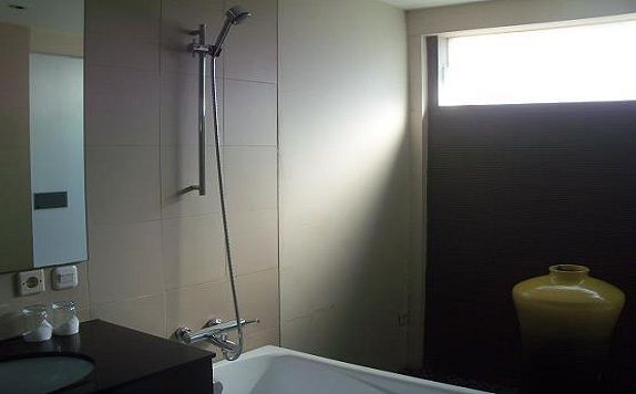 Bathroom di Hotel Nyland Cipaganti