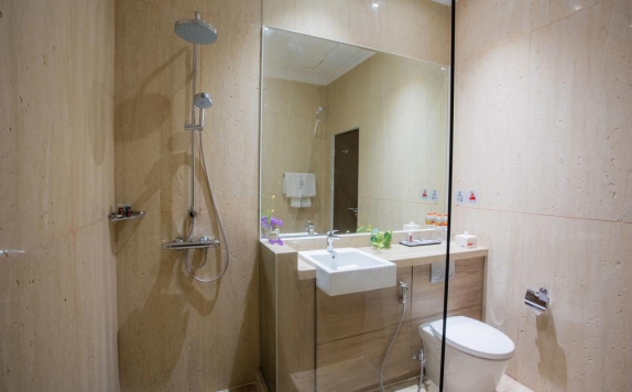 Tampilan Bathroom Hotel di Hotel Olympic Renotel