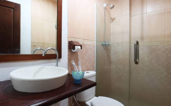 Tampilan Bathroom Hotel di Hotel Pacific Surabaya
