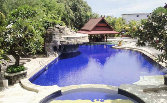 Swimming Pool di Hotel Pantai Gapura