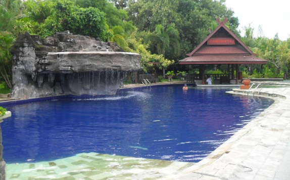 Swimming Pool di Hotel Pantai Gapura