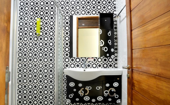 Bathroom di Hotel Permata Hijau