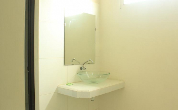 Tampilan Bathroom Hotel di Hotel Ratna Syariah Probolinggo
