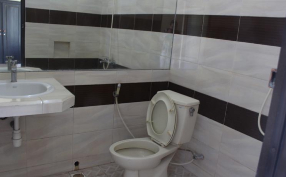 Tampilan Bathroom Hotel di Hotel Ratna Syariah Probolinggo