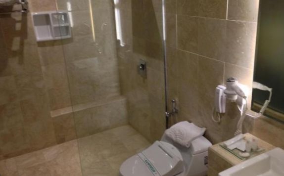 Bathroom di Hotel Royal Senyiur