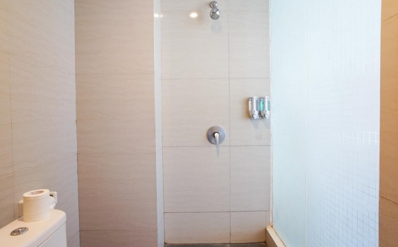Tampilan Bathroom Hotel di Hotel Sakura Manado