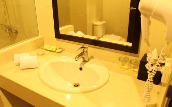Bathroom di Hotel Santika Bengkulu