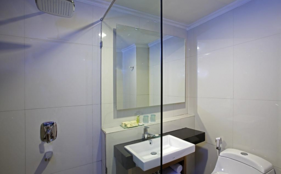 Bathroom di Hotel Santika Depok