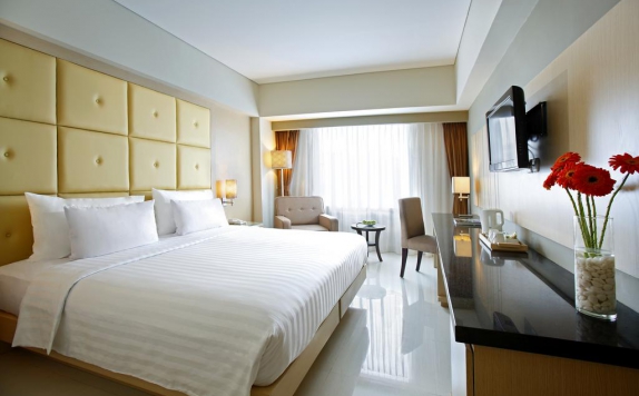 Guest room di Hotel Santika Makassar