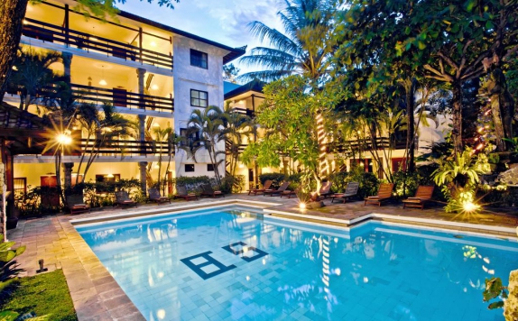 Swimming Pool di Hotel Sari Bunga