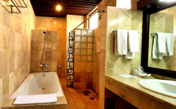 Tampilan Bathroom Hotel di Hotel Sari Bunga