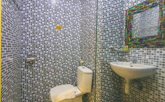 Tampilan Bathroom Hotel di Hotel Selamet