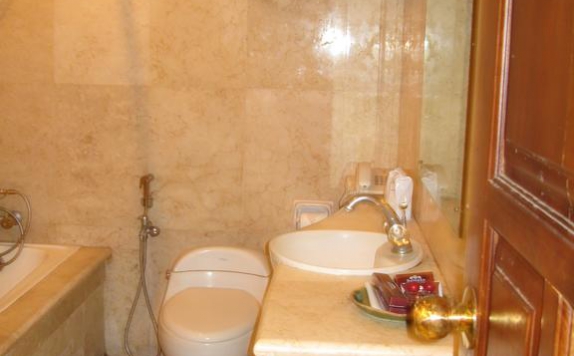 bathroom di Hotel Serrata Sumurboto Banyumanik