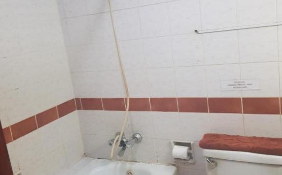 restroom di Hotel Surya Baru