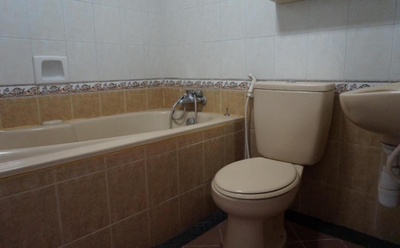 Bathroom di Hotel Surya Indah