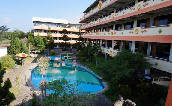 Swimming Pool di Hotel Surya Indah