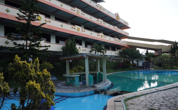 Swimming Pool di Hotel Surya Indah