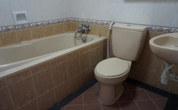 Tampilan Bathroom Hotel di Hotel Surya Indah