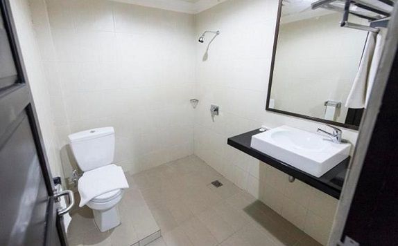 Bathroom di Hotel Surya Kahayan