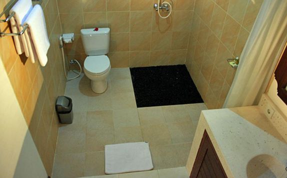 Bathroom di Hotel Taman Ayu Legian