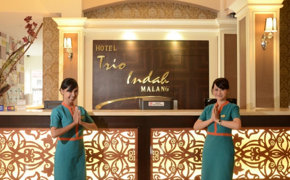 Receptionist di Hotel Trio Indah 2
