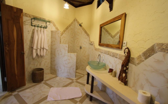 Tampilan Bathroom Hotel di Hotel Uyah Amed & Spa Resort