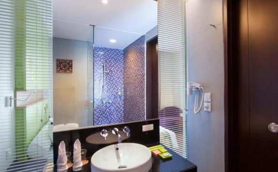 bathroom di Ibis Style Bali Denpasar
