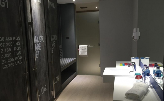 Bathroom di Ibis Styles Batam Nagoya