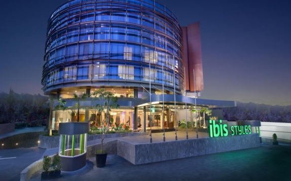 Front View di Ibis Styles Jakarta Airport