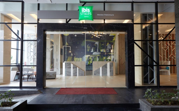 Front view di Ibis Styles Medan Patimura
