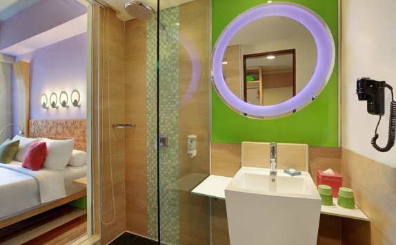 Bathroom di Ibis Styles Yogyakarta