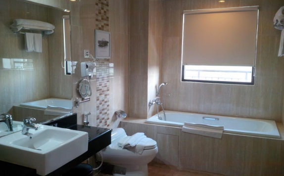 Bathroom di Ijen Suites Resort and Convention