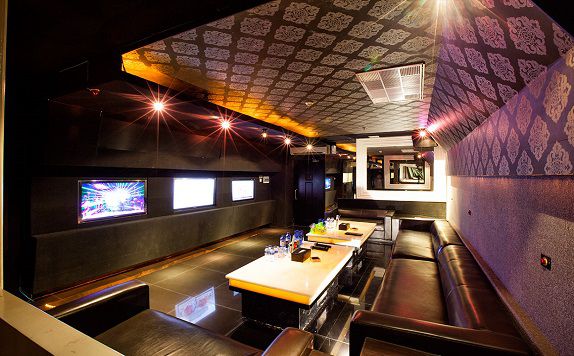 Interior karaoke di Illigals Hotel & Club