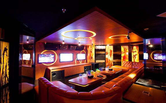 Karaoke Room di Illigals Hotel & Club