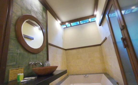 Bathroom di Imah Seniman Lembang